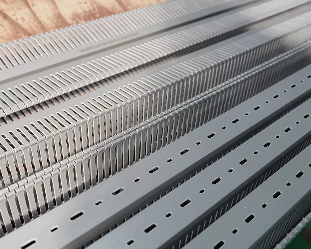 Kakšno je območje temperaturne odpornosti PVC ognjevarnega kabelskega pladnja znotraj razdelilne omare?