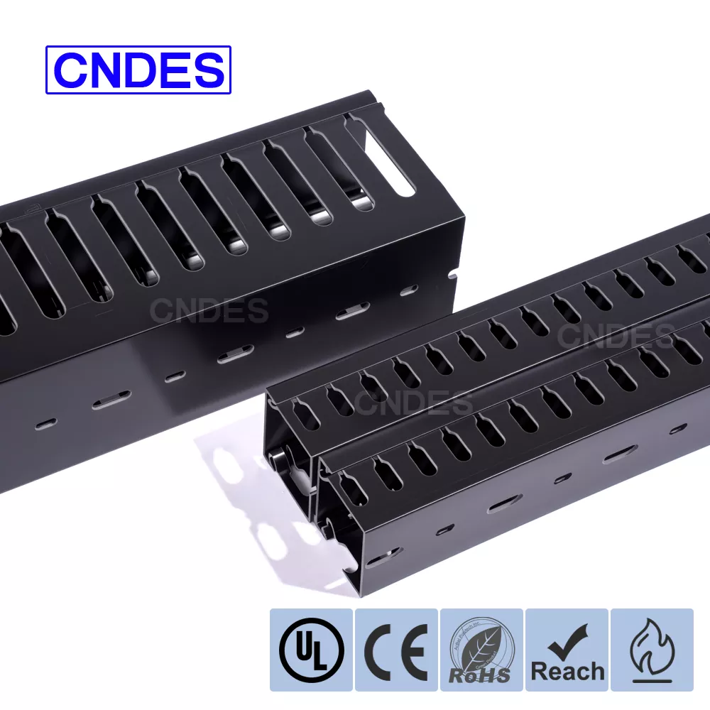 Črn PVC kanal za ožičenje z režami Črn PVC kanal za ožičenje z režami
